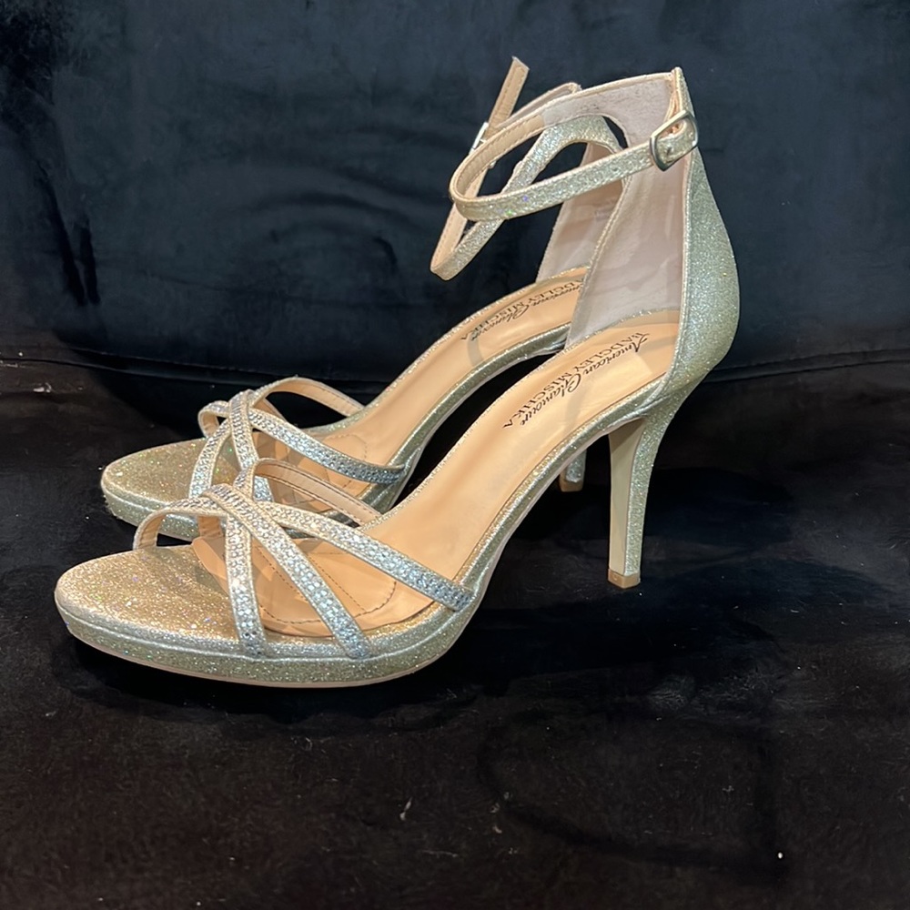 Badgley Mischka Gold Heels sz 8